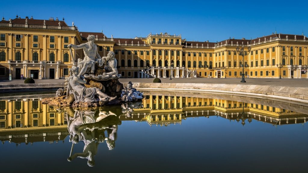 Дворец Шёнбрунн (Schönbrunn) в Вене. Фонтан Дуная (Donaubrunnen), расположенный на Почетном дворе (Ehrenhof) непосредственно перед главным фасадом Дворца Шёнбрунн (Schloss Schönbrunn).
