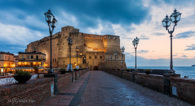 Castel dell’Ovo Napoli Неаполь достопримечательности путеводитель по городу, что посмотреть в Неаполе, туристический маршрут по Неаполю