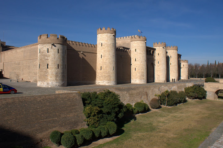 дворец Альхаферия (Palacio de la Aljaferia) - Сарагоса (Zaragoza), Испания - достопримечательности, путеводитель дворец Альхаферия (Palacio de la Aljaferia) - Сарагоса (Zaragoza), Испания - достопримечательности, путеводитель, туристический маршрут по городу, карта, транспорт -расписание. Что посмотреть в Сарагосе Zaragoza Spain travel guide free downloas main sights what to see how to get in map walking tour suggested itineraries tourist route aragon loarre castle around Zaragoza что посмотреть вокруг Сарагосы в Арагоне монастырь замок Лоарре окрестности Сарагосы путеводитель по Сарагосе скачать бесплатно