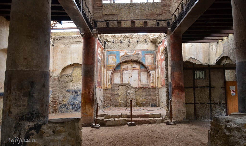 Napoli-College of the Augustales, Herculaneum