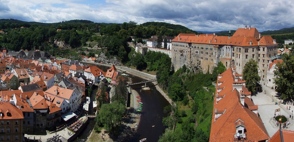 Панорама старого города Чески Крумлов в излучине Влтавы