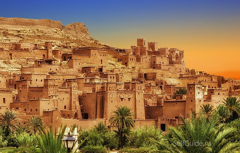 Айт-Бен-Хадду (Aït Ben Haddou) в Марокко — знамениый укреплённый ксар недалеко от Уарзазата. Айт-Бен-Хадду (Aït Ben Haddou) в Марокко — знамениый укреплённый ксар недалеко от Уарзазата.