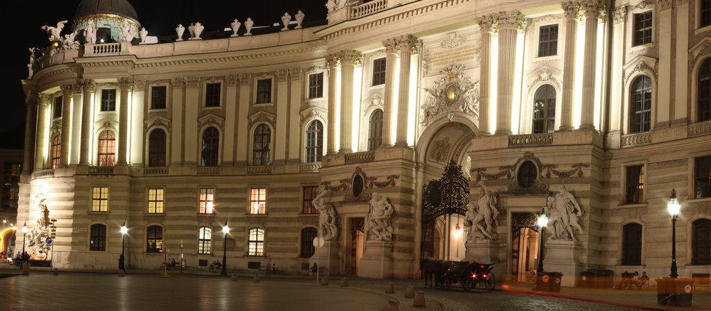 Ворота Михаэлертор (Michaelertor) в Хофбурге Ворота Михаэлертор (Michaelertor) в Хофбурге